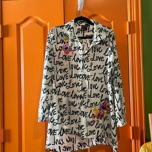 🖤🩷LOVE button down blouse,hi Ahri low embroidered long sleeve size medium p2p 21